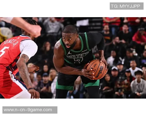 杰伦布朗首节火力全开半场表现出色砍下16分助球队稳住局势